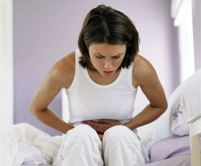 Een vrouw maakt zich zorgen over de symptomen van een worminfectie